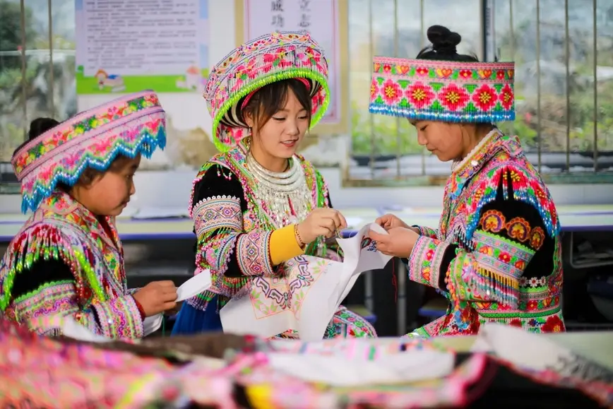 【天眼影像】黔西：非遺刺繡進課堂