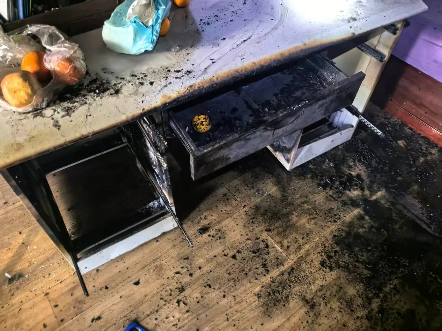 男子出門前未關閉電吹風，不到半小時傢俱被燒燬