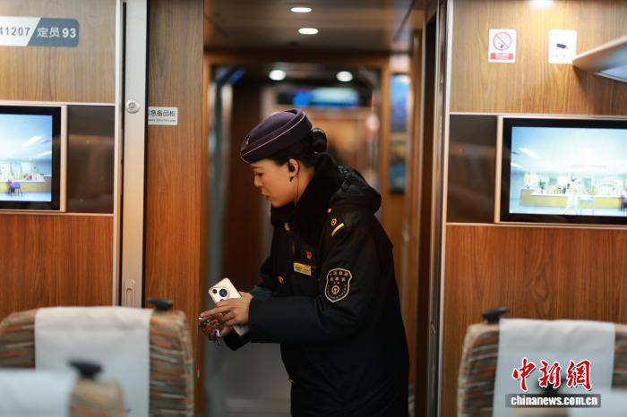 沈鐵：女車長助力大學生返鄉