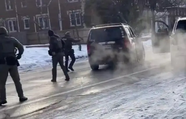 城市變“戰場”，槍聲擊穿美國移民執法的謊言