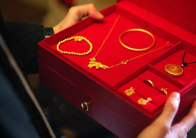 高喊“愛老己”的年輕人，開始存款搬家了