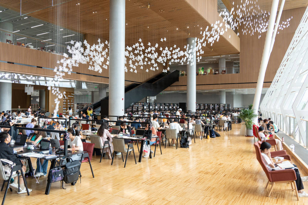 閱讀的未來｜“一座難求”背後，圖書館如何守護“深度閱讀”