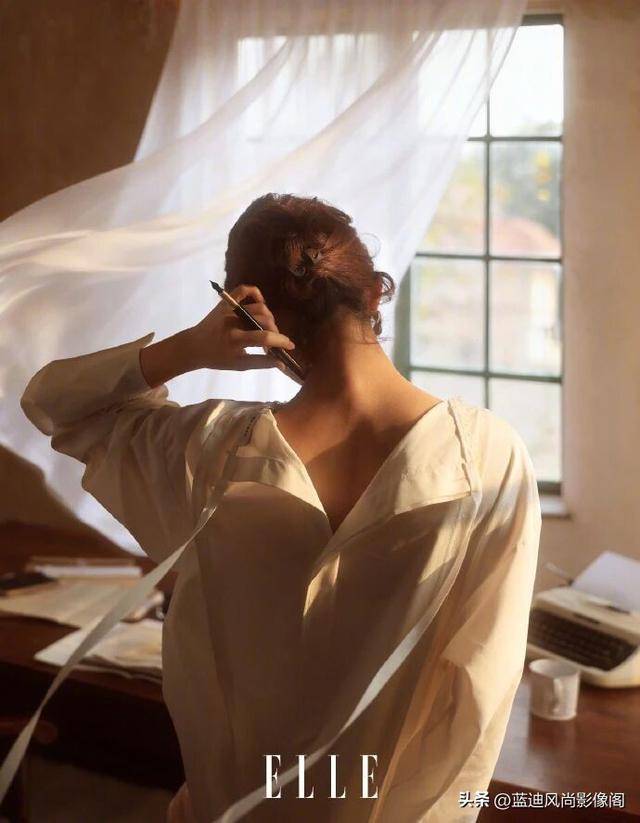 原創趙麗穎開年王炸！三登 ELLE 二月刊，復古光影裡藏著女性力量的答案