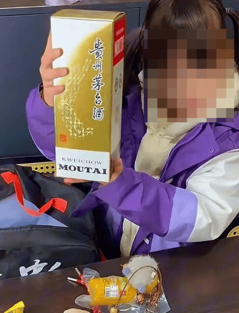 小學生在學校跳蚤市場50元淘到茅臺系擺拍段子 涉事男子被行政處罰，賬號被關停