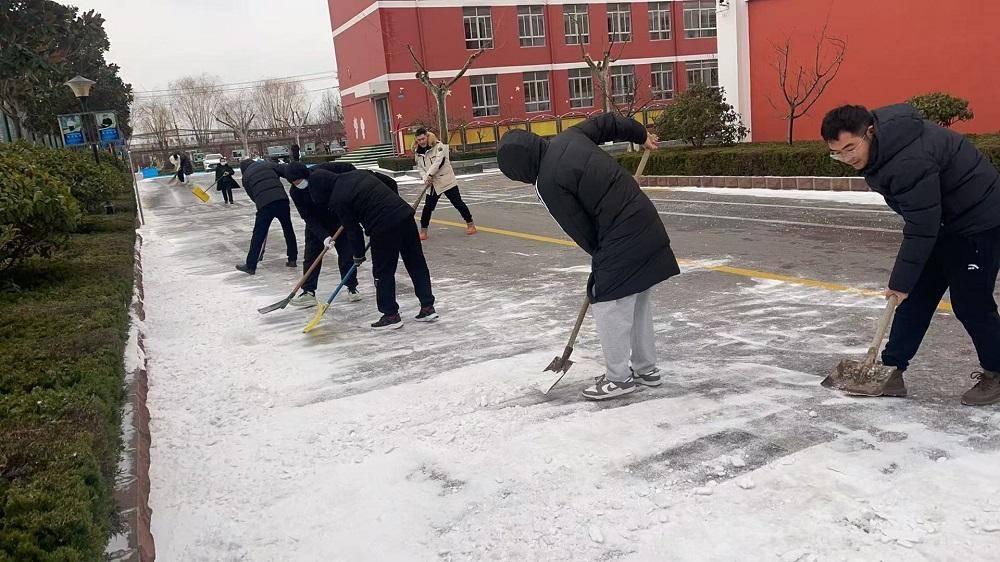 原創臨沂新橋小學黨員教師積極開展校園除雪行動