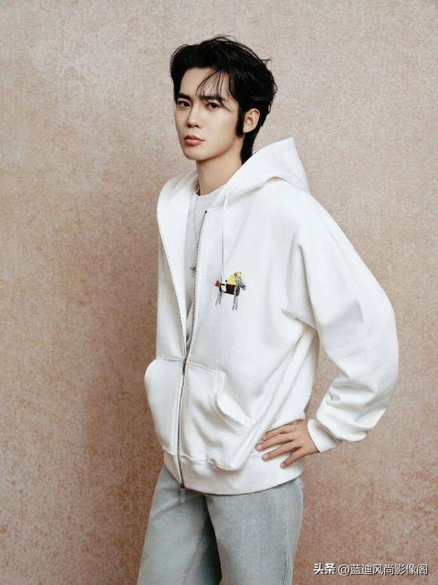 原創於適這 Dior 小馬刺繡，把馬年的鬆弛貴氣穿成了專屬答案