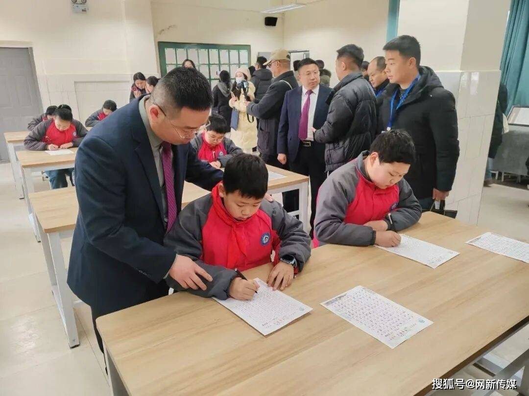 巴中市小學美育骨幹教師專項培訓班走進清江小學