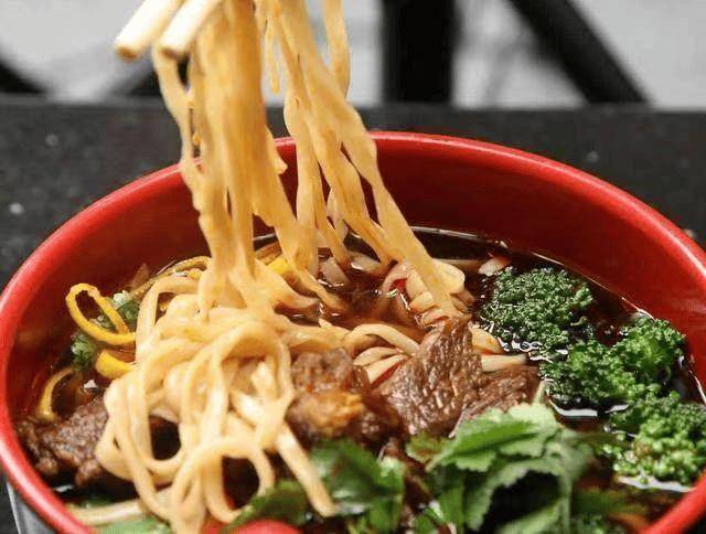 嘮叨鴨、米線、牛肉麵……跟著熱劇，一起走進昆鋼的美食~