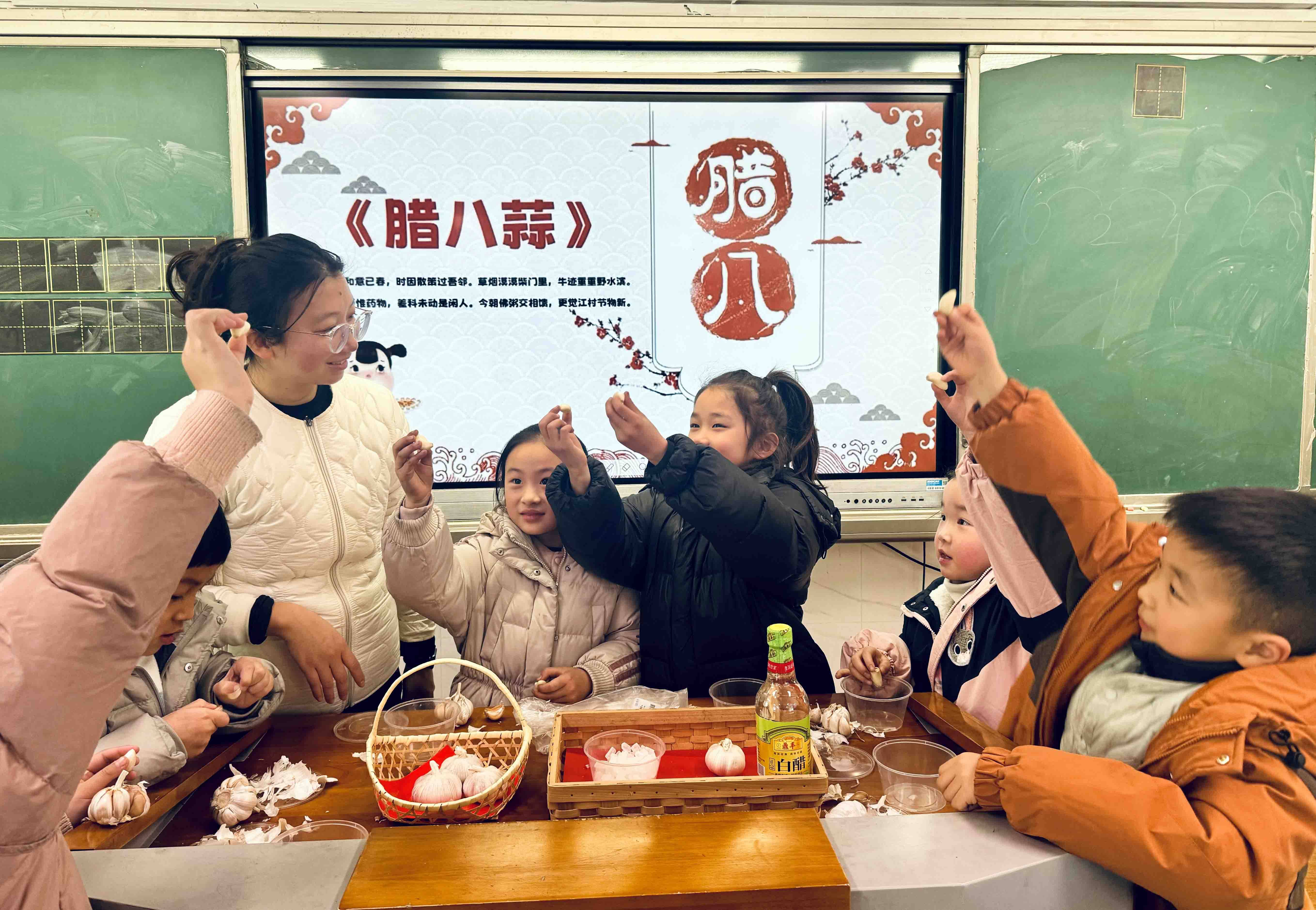 蘇州市昇平實驗小學校開展“傳承年俗 巧手醃蒜”活動