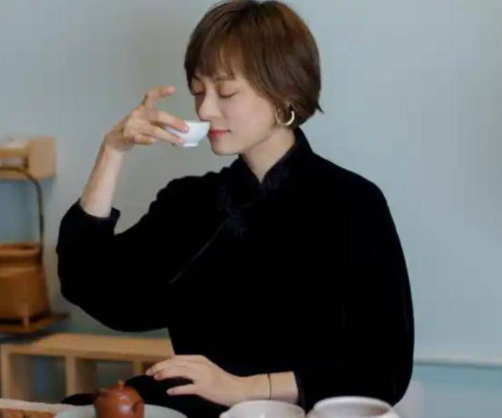 “全家移民”真相大白僅半年，43歲孫儷再傳喜訊，張藝謀真沒撒謊