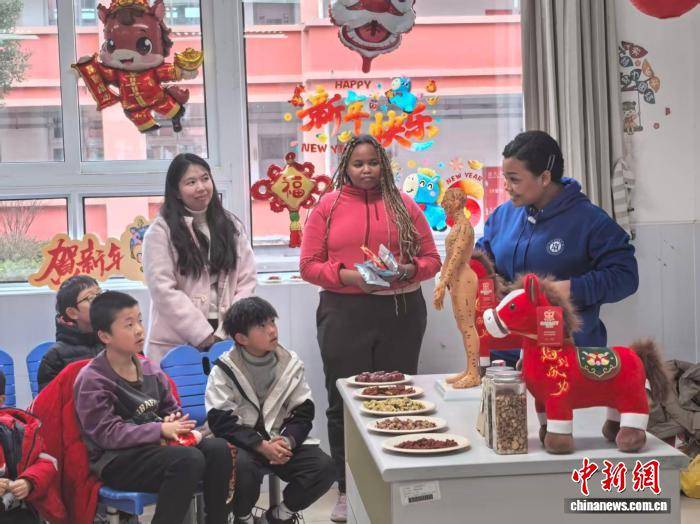 多國留學生走進新場古鎮 傳播中醫文化、體驗海派年味