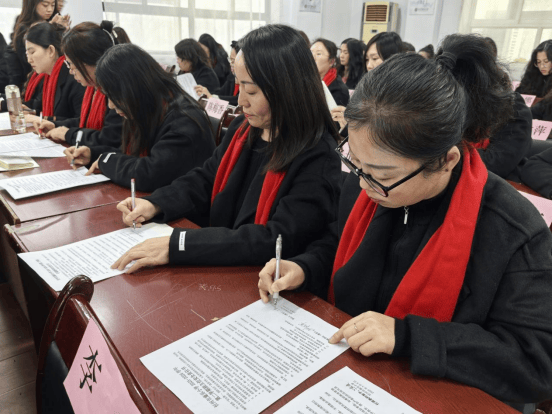 錨定目標勇奮進 同心耕耘綻芳華——忻州市康樂小學舉行2025—2026學年第一學期期末教育教學工作總結大會