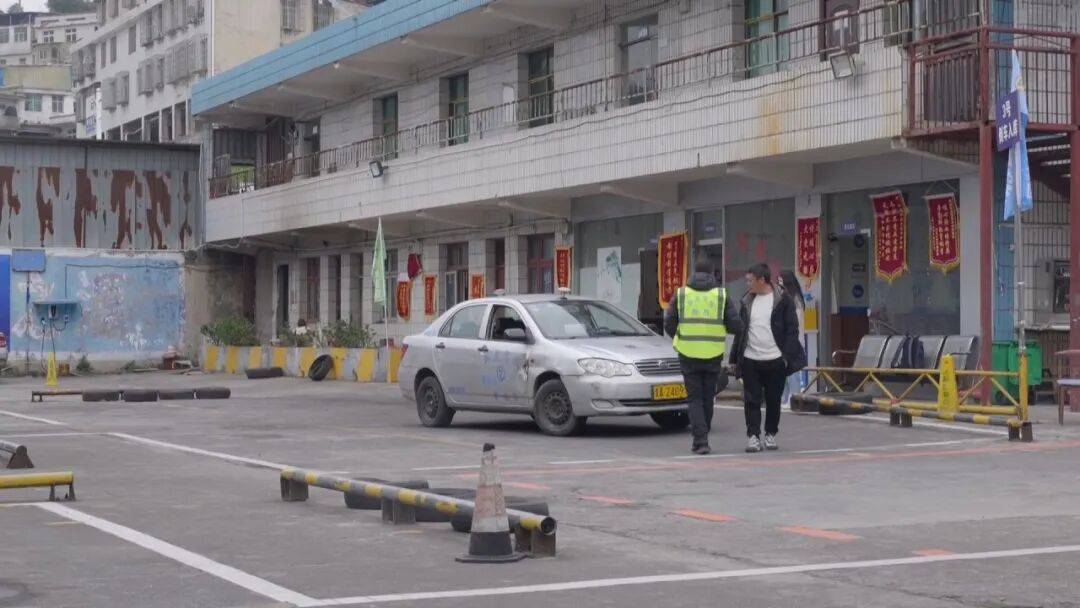 省心變鬧心！貴陽男子駕校報名“省心班”，人到了考場竟被告知沒交考試費？