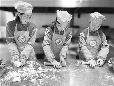 勞動教育激起“七彩浪花”