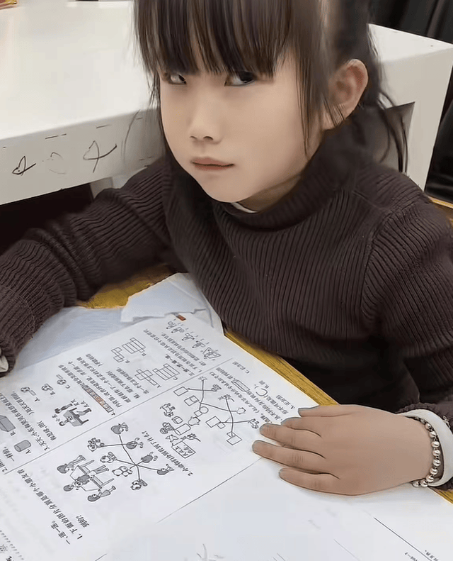 原創離春節還剩21天，廣東8歲女孩闖大禍，拆快遞氣哭，網友卻笑出淚