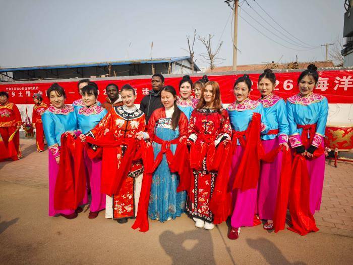 多國留學生體驗濰坊濱海區“海洋大集” 沉浸式感受“中國年味”