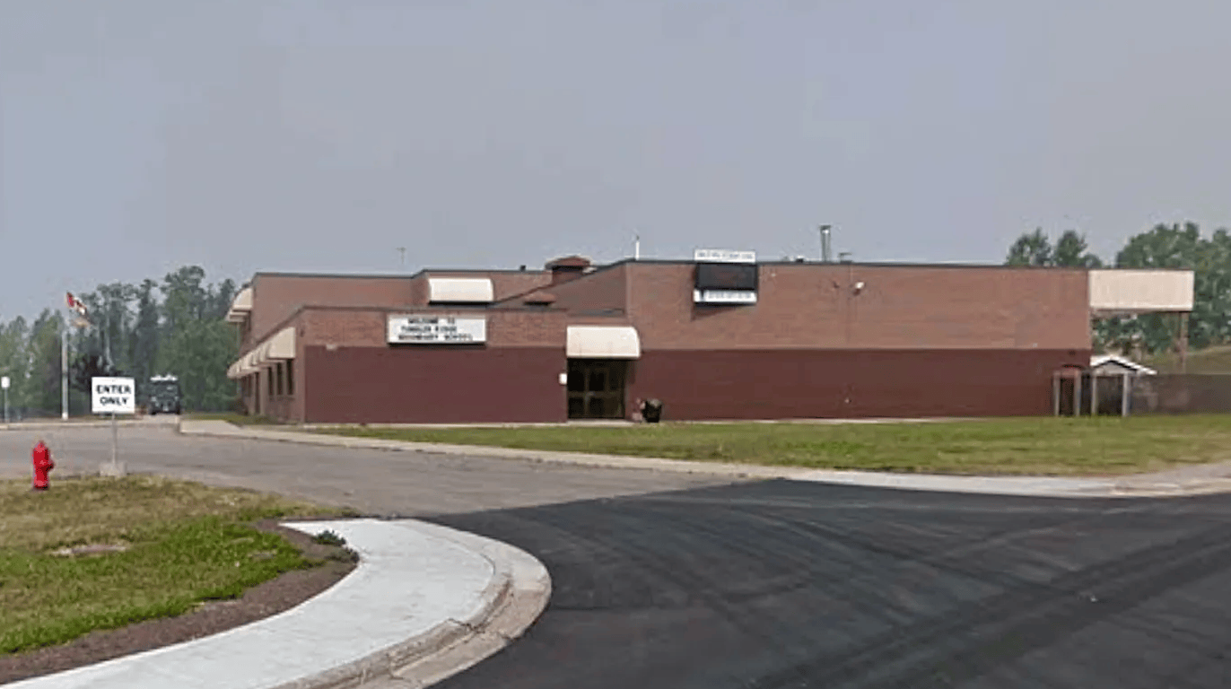 加拿大2000人小鎮唯一中學突發槍案10死，女槍手穿連衣裙作案，疑自殺身亡