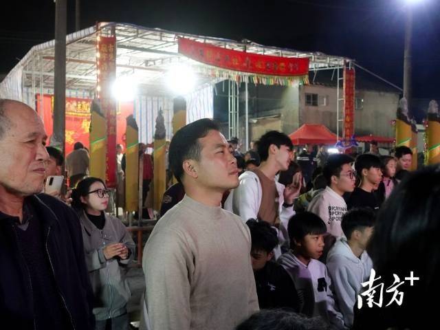 “00後”大學生回鄉接棒辦“村晚”