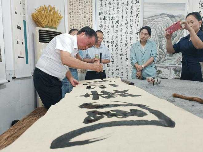 紮根人民 書法“五進”——曾昭才先生的藝術堅守與人民情懷