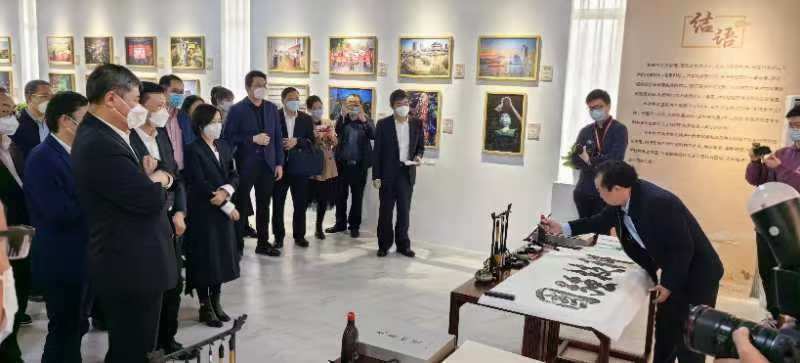 紮根人民 書法“五進”——曾昭才先生的藝術堅守與人民情懷