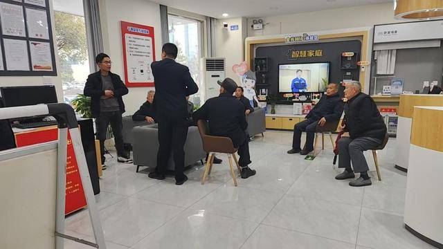 信陽電信愛心翼站開展“關愛城市美容師 暖心講座”活動