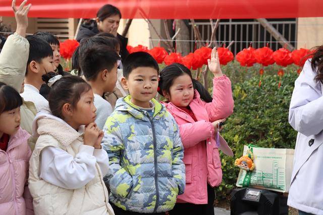 鄭州這所小學將開學前的收心會開在了社羣裡……