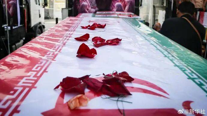 伊朗民眾為165名遇難小學生舉行葬禮，現場畫面令人心碎