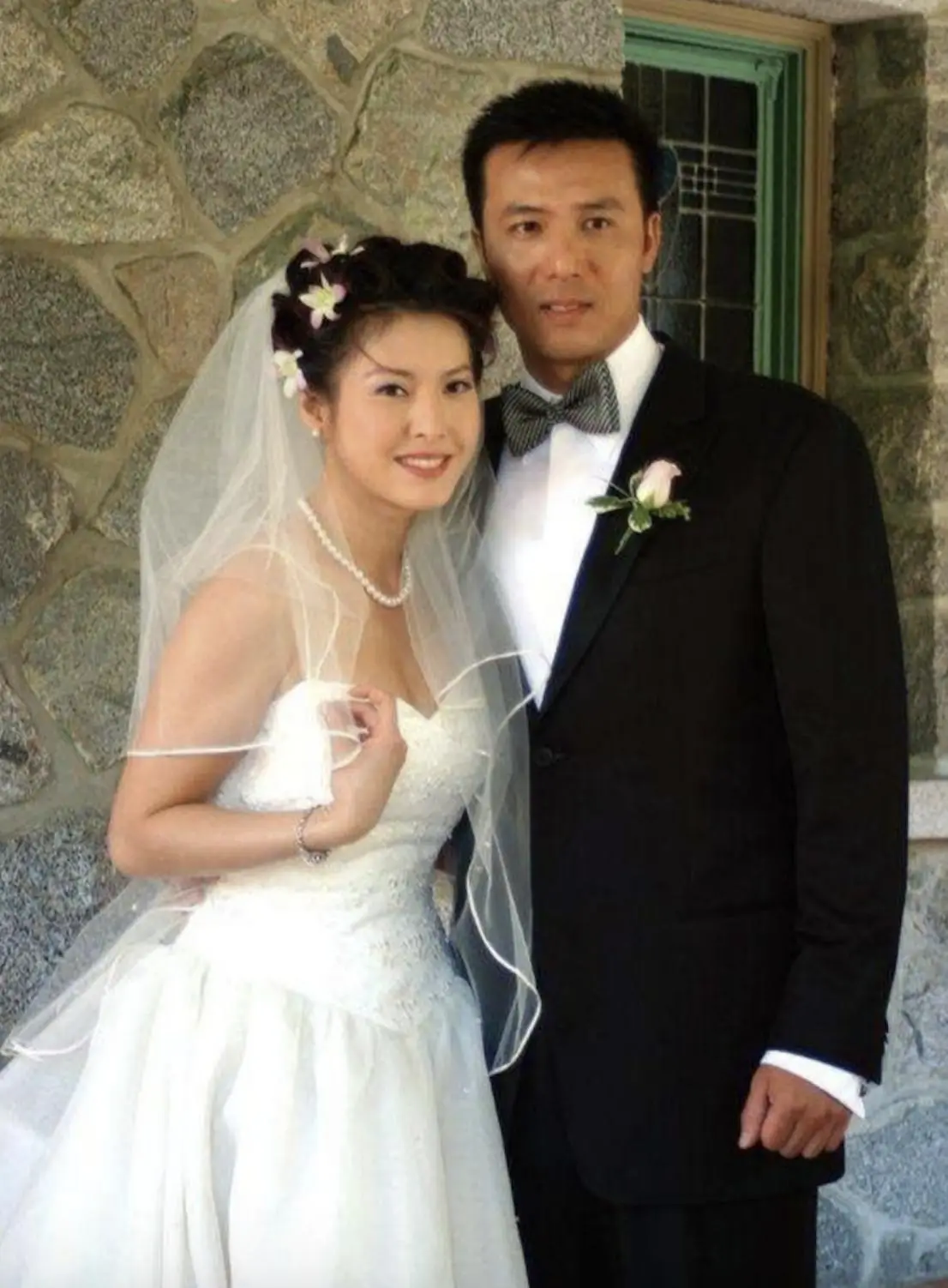 57歲港星移民加拿大稱賺錢難，想回香港擔心不適應，兒子不會中文