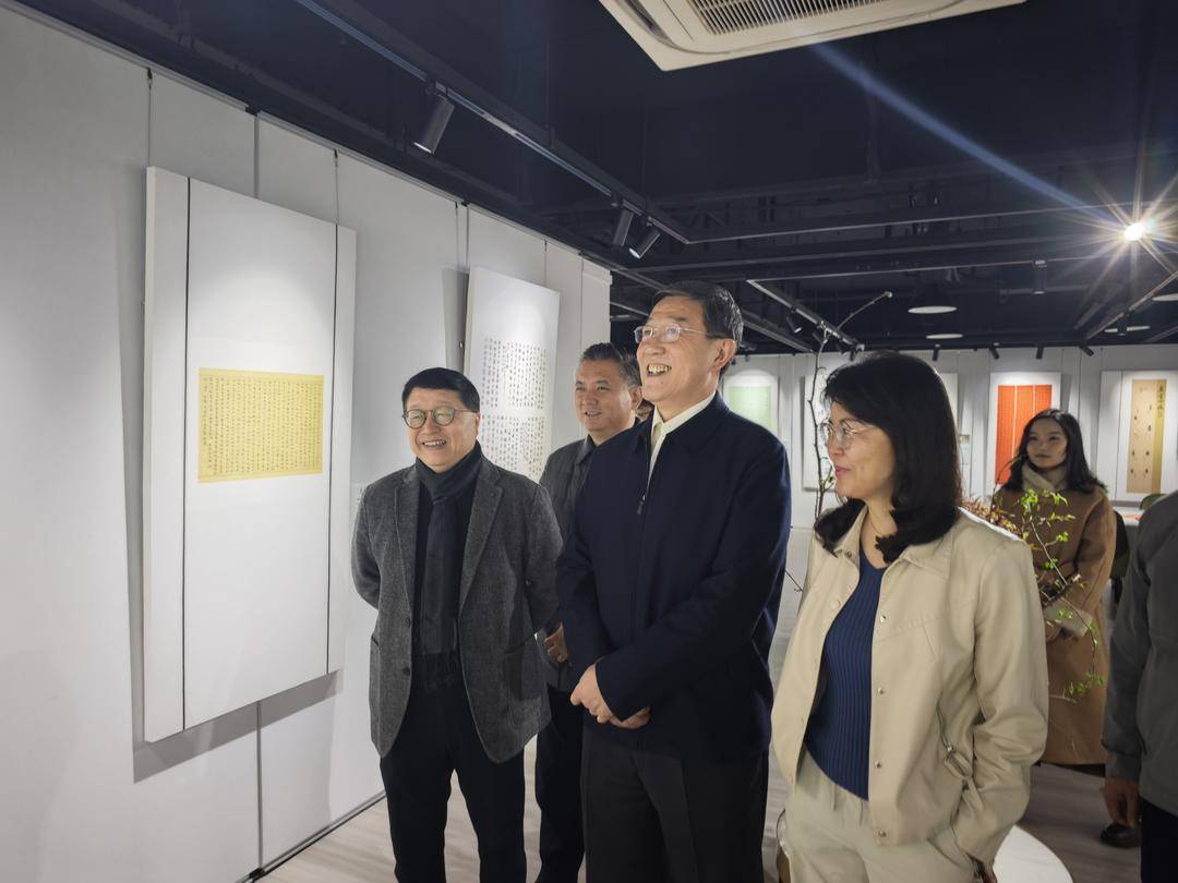江蘇省文聯主席姚曉東蒞臨藝術金陵，視察江蘇省直書協女性書法展