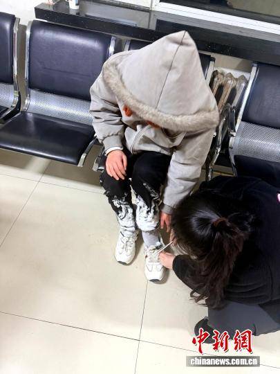 遊客夜遊界江迷路 最北移民管理警察開“拖拉機”硬核救助