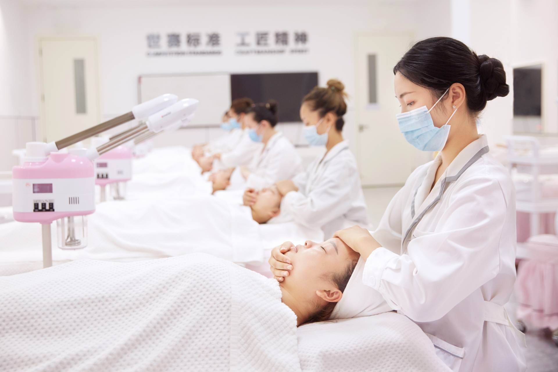 閒談靠譜的高階美容培訓學校，美甲化妝美容培訓學校客戶反饋