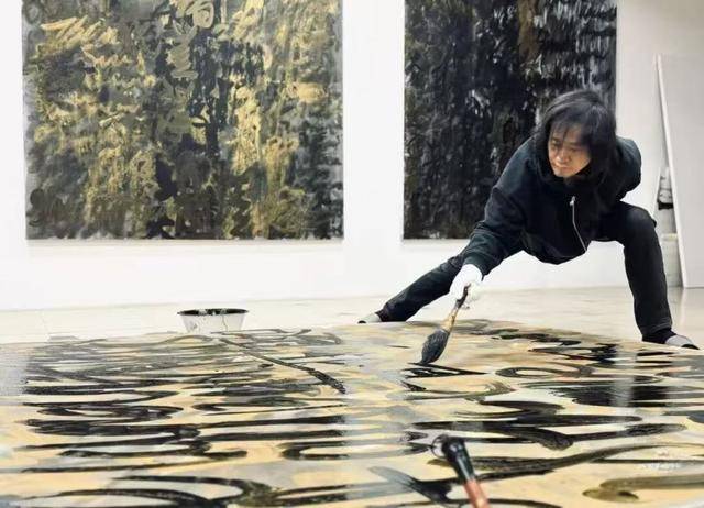 他把AI翻譯的《千字文》寫成書法，錯誤都保留下來，反而成了藝術