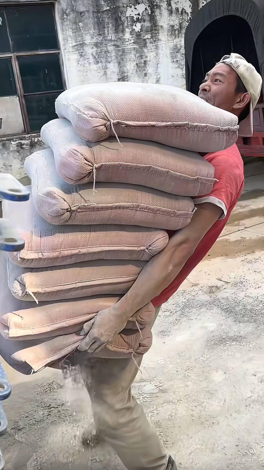 雲南男子力大無比 雙手抱起七包水泥