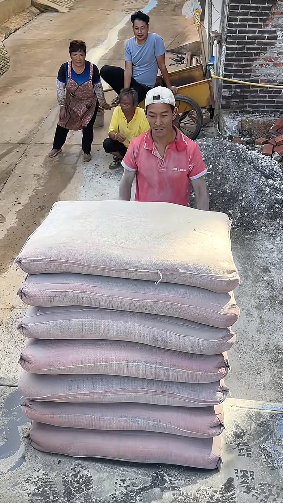 雲南男子力大無比 雙手抱起七包水泥