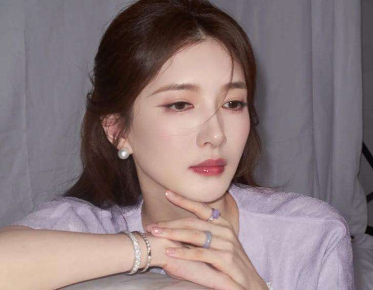 原創江疏影穿淡紫刺繡上衣搭珍珠耳飾，盡顯雍容典雅！