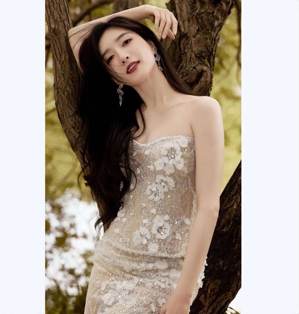 江疏影穿淡紫刺繡上衣搭珍珠耳飾，盡顯雍容典雅！