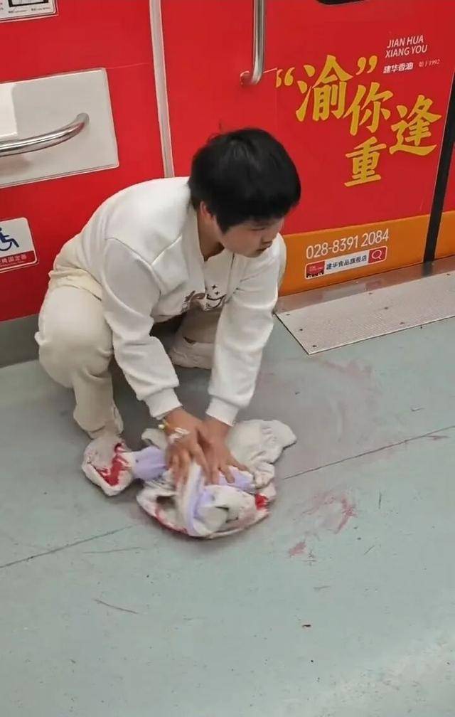 女孩地鐵吐血後，脫外套將地板擦乾？本人回應