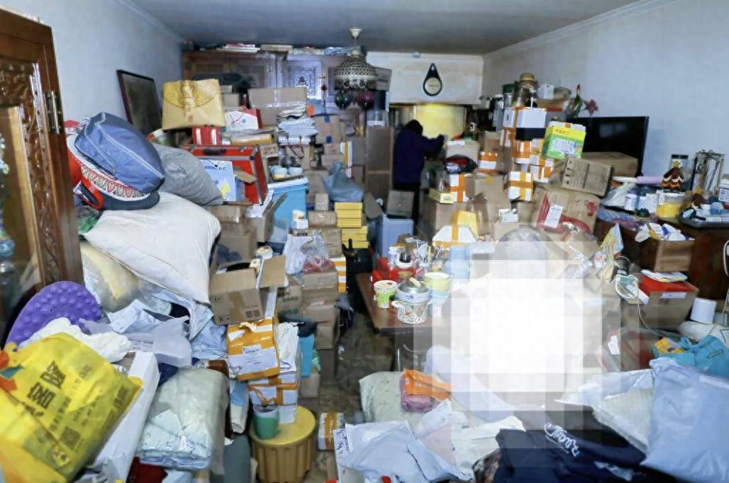 年近八旬老太每天看直播網購，家中快遞堆滿