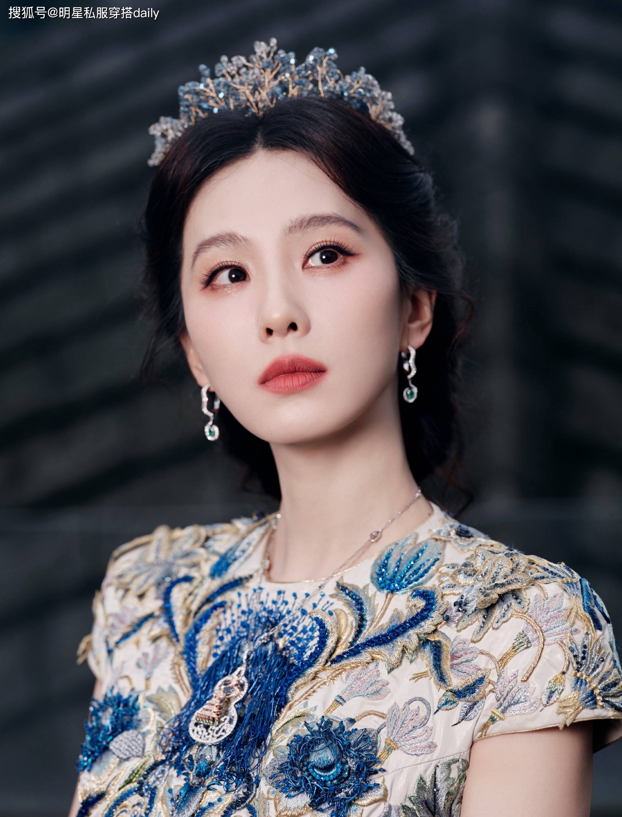 原創這個劉詩詩美暈了！穿藍金刺繡裙夢迴“龍葵”，和郭曉婷同框好甜