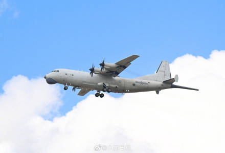 轉存收藏！藍天白雲和戰機太適配了