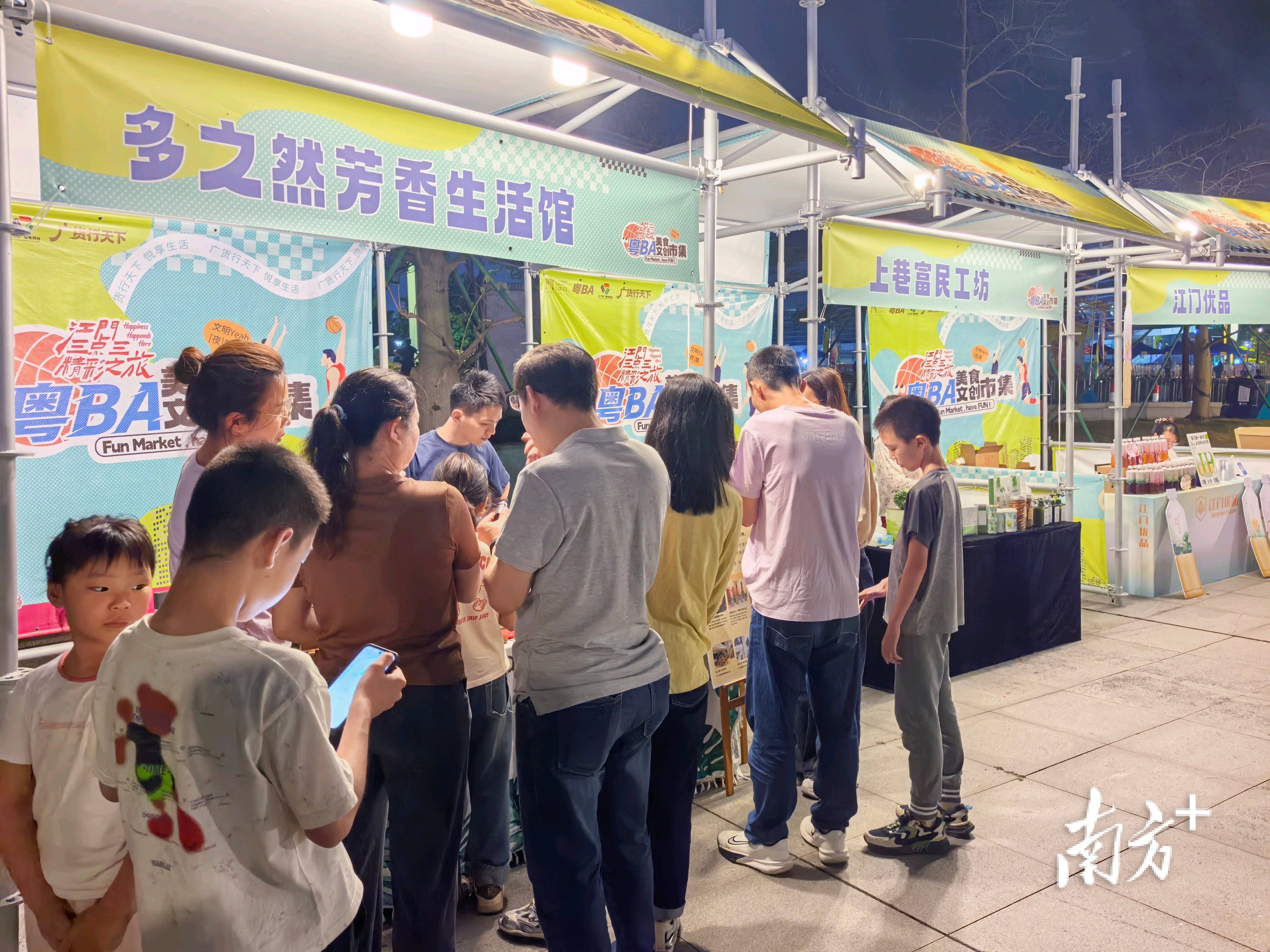 大屏看球+美食文創，阿江這波操作太懂球迷了