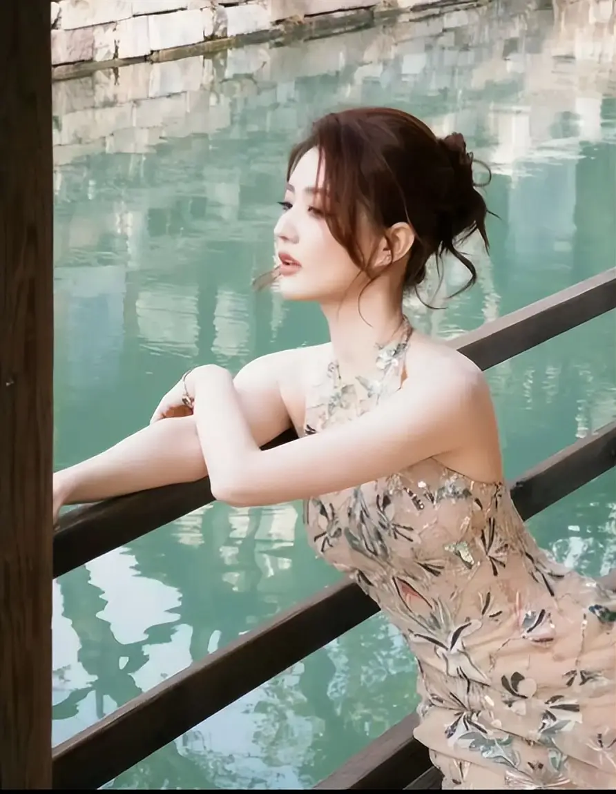 原創徐璐掛脖刺繡裙，香肩美背小蠻腰，美感十足！