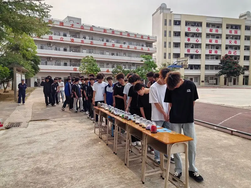 化州市笪橋中學開展“防範青少年涉麻精藥品濫用”的禁毒宣傳