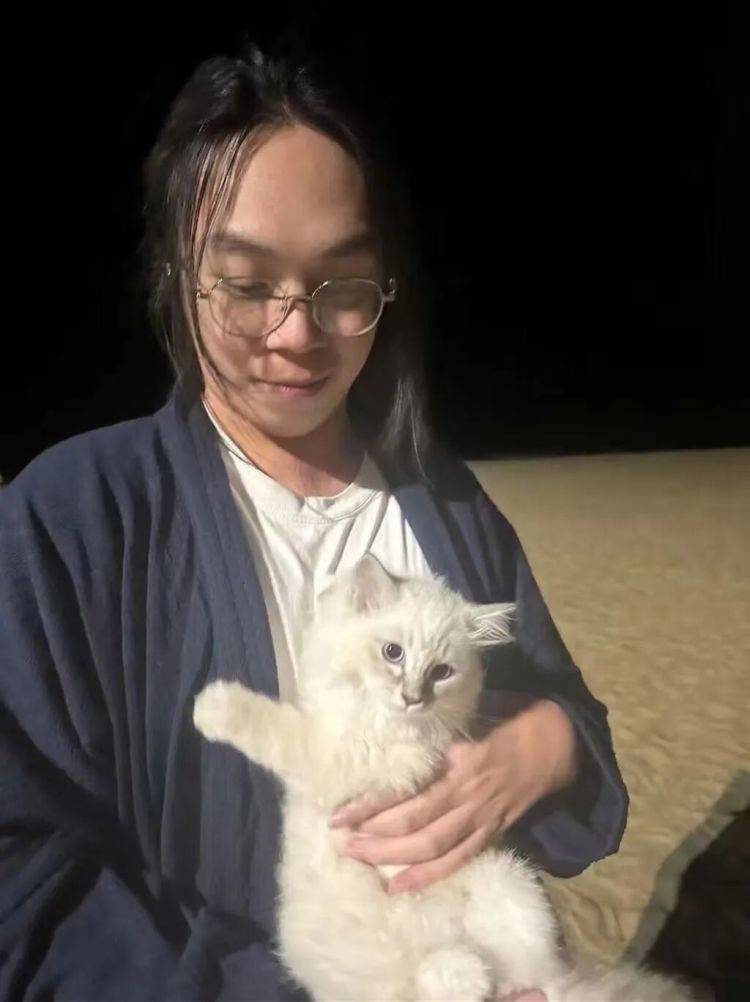 武漢男大學生留披肩長髮，3年後親手剪下！原因……