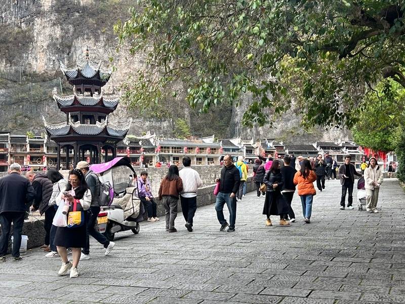 春染古城景如畫 貴州鎮遠古城春季旅遊人氣持續攀升