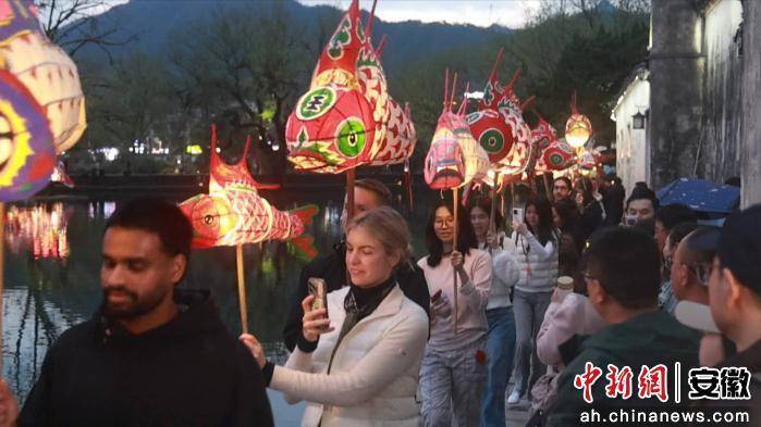 黟縣古村迎來多國留學生研學行