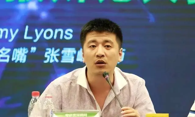 原創心疼！張雪峰女兒網上收藏一家三口就餐畫面，找尋爸爸生前身影