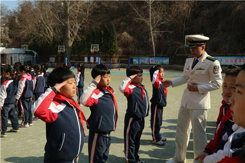 “海軍藍”走進桃源小學 “微軍訓”讓紅色基因浸潤校園