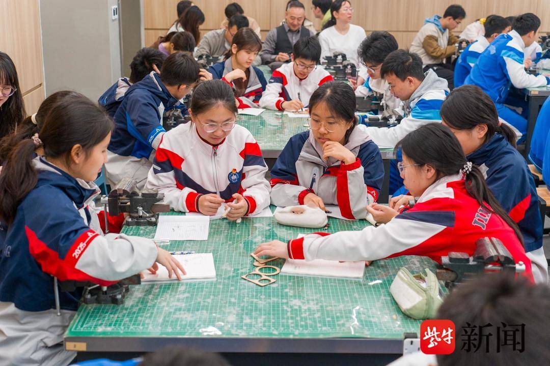 令人耳目一新的科學課！ 清華大學教授來金陵中學授課了