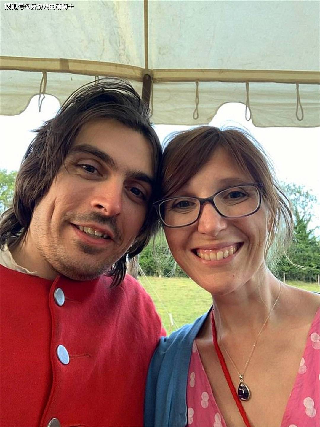 37歲男子遲遲湊不齊婚禮錢，童年收藏的寶可夢卡牌幫上大忙